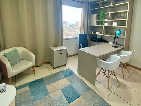 Consultório com mesa e tapete azul