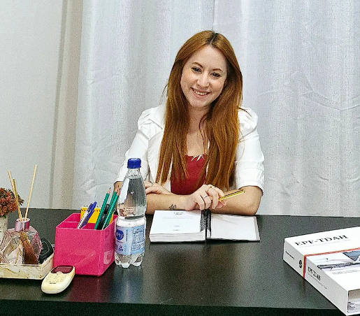 Psicóloga Yara Castaldini em consulta